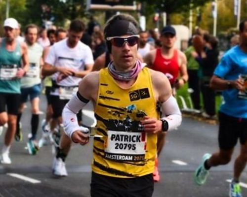 Patrick Brous trotzt Wind und Kälte beim Amsterdam Marathon